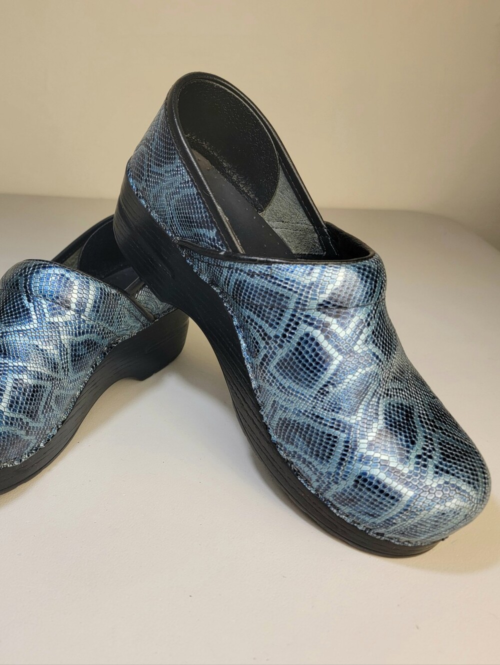 Dansko Blue/Aqua Metallic Snake Print Comfort Work Clogs/Shoes Women 8.5-9/EU 39
